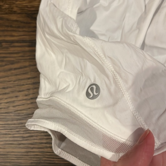 Lululemon NWT Size 6 Hotty Hot Low rise short 4” lined - Picture 5 of 6